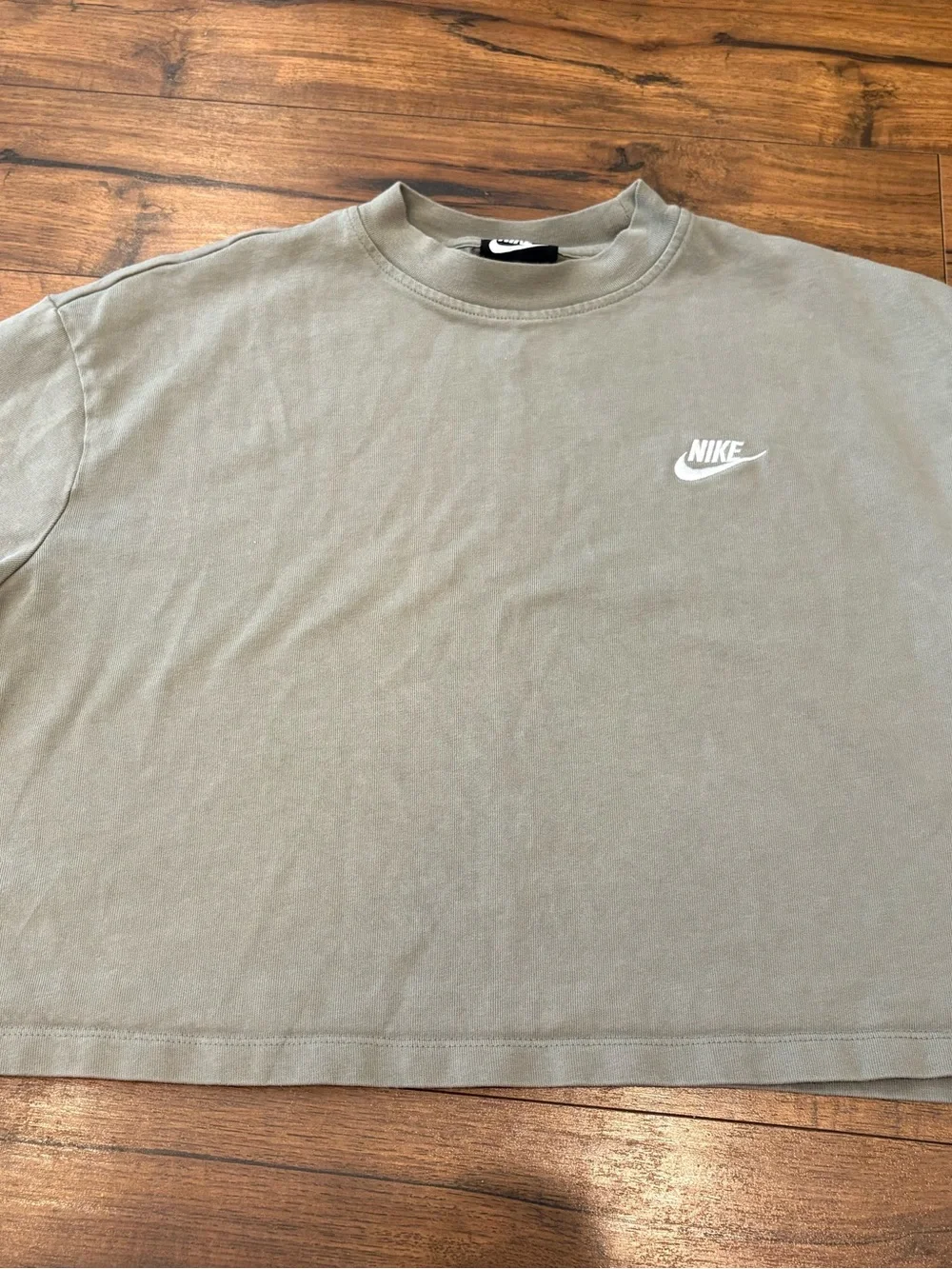 Nike Sportswear Essential Women’s Crop T-Shirt Size Large Khaki Olive Tan Boxy - Picture 2 of 7
